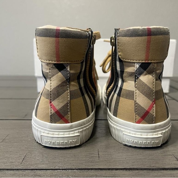 Burberry Kids Like New sneakers size 2 (EU 32). Worn only 3 times! - Picture 3 of 5
